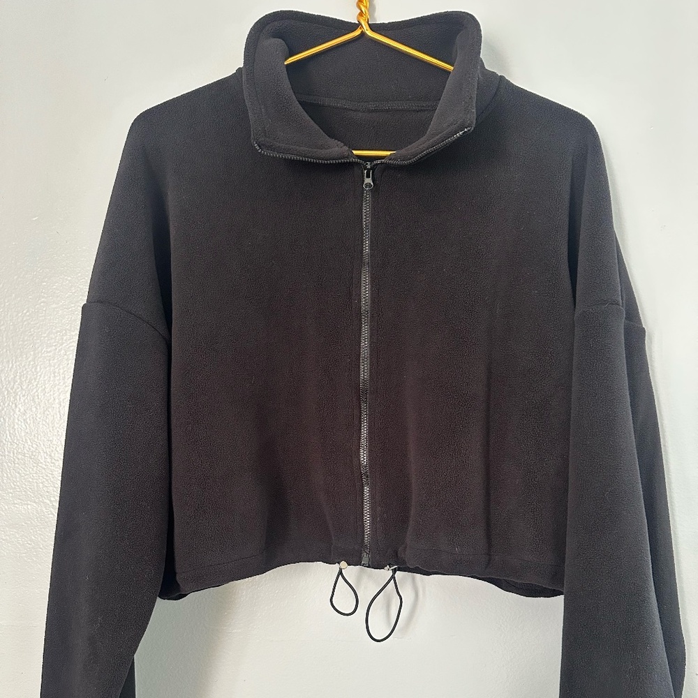 BLACK YOGA CROPPED ZIP UP JACKET